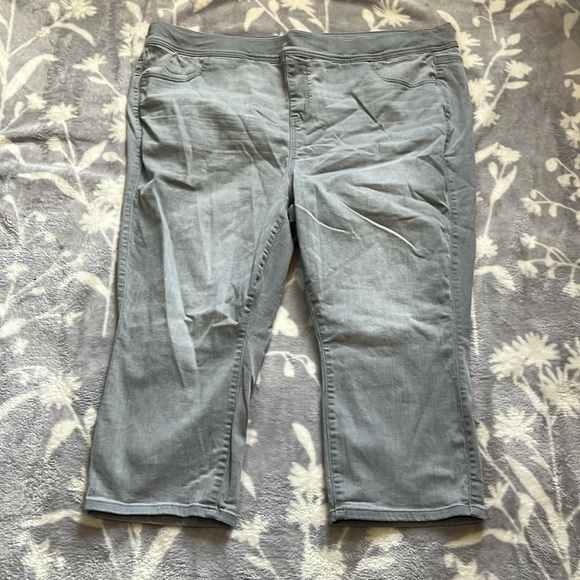 NWOT Torrid Grey Jeans - crop lean super soft “feel the fit” Sz Torrid 4 (26/4X) - Picture 2 of 13